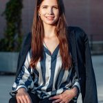 Kreatives Businessportrait Ganzkörperaufahme sitzend lächelnd und kraftvoll