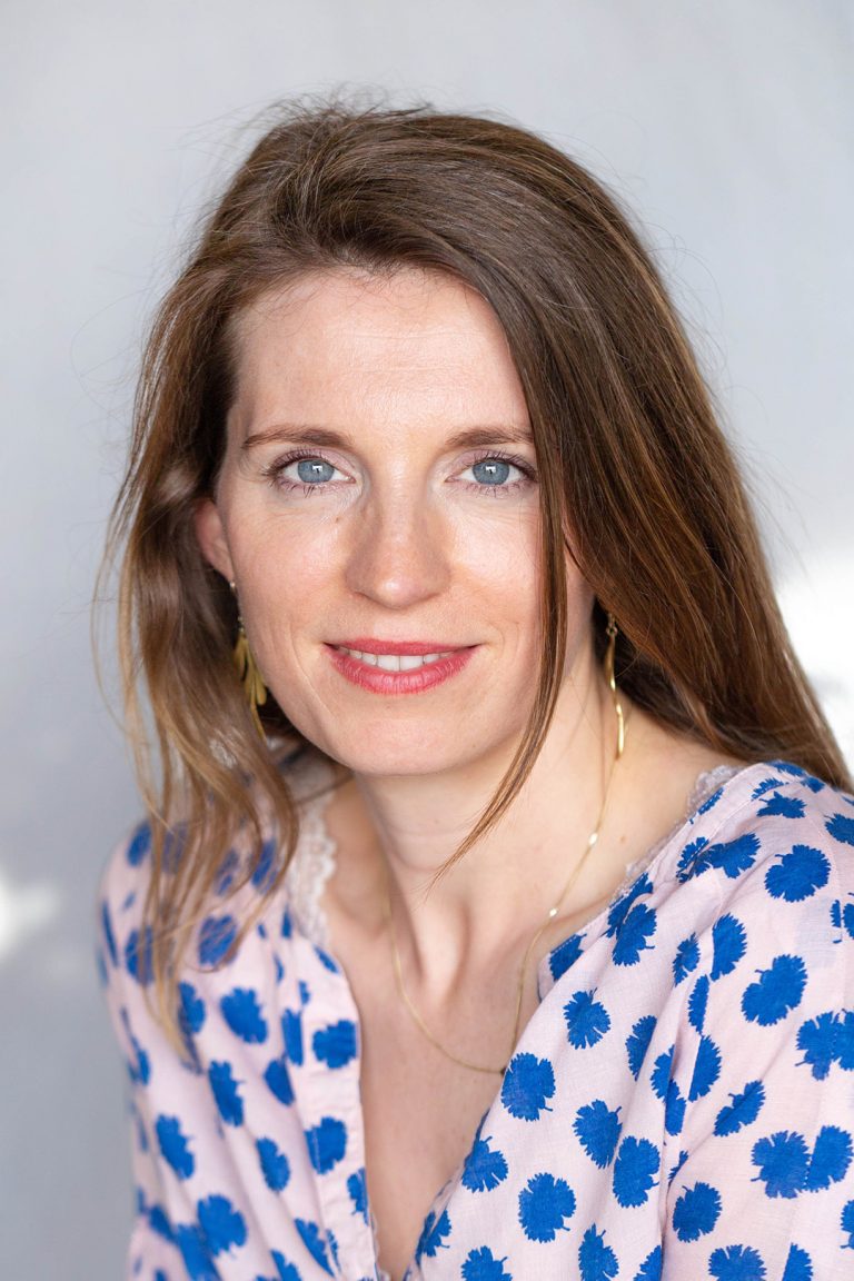 Businessportrait der Grafikdesignerin Headshot mit Blick in die Kamera
