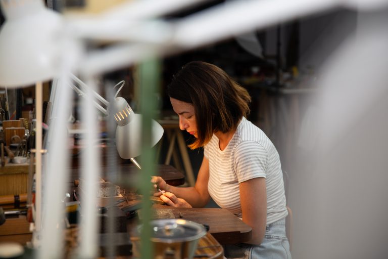 Eine Goldschmiedin arbeitet in ihrem Atelier an einer neuen Schmuckkreation