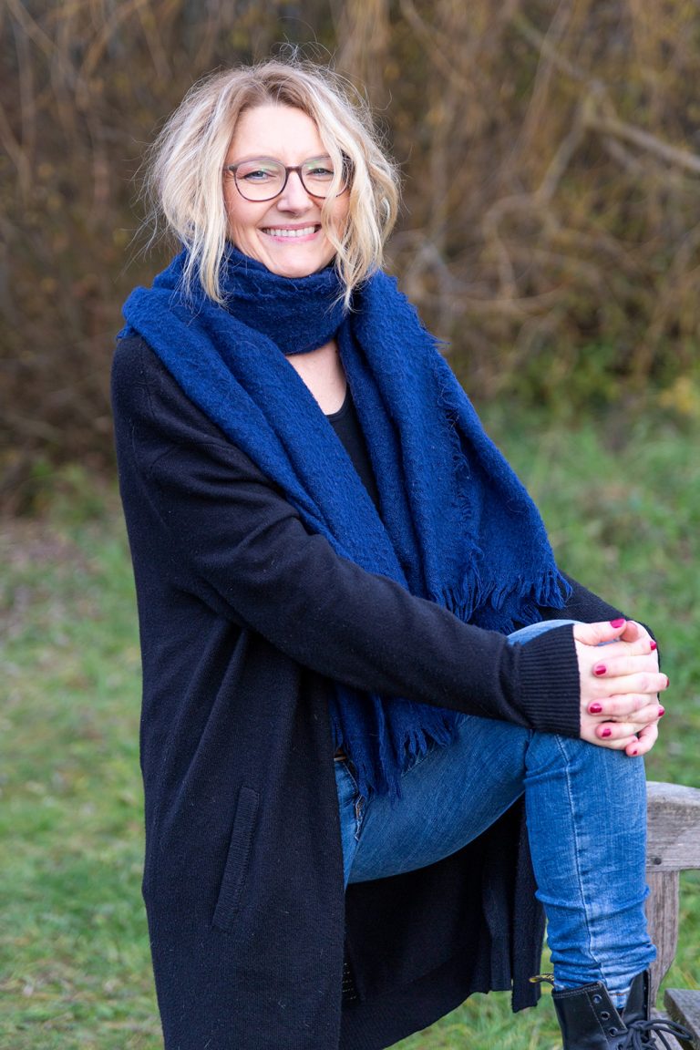 Mentorin Caroline freudig und bereit in der Natur