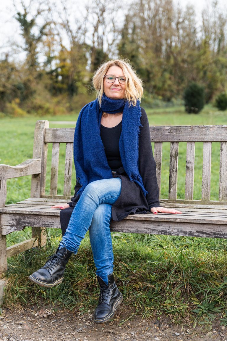 Mentorin Caroline auf einer Bank, entspannt und relax