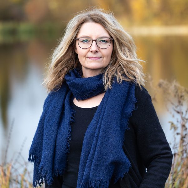 Businessportrait Mentorin Caroline an einem See mit bunten Farben