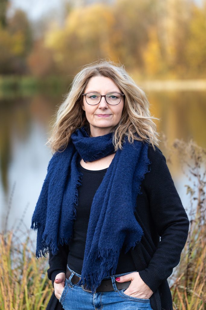 Businessportrait Mentorin Caroline an einem See mit bunten Farben
