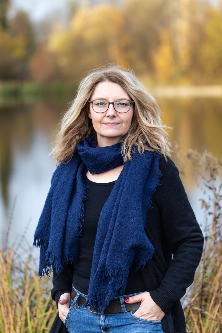 Businessportrait Mentorin Caroline an einem See mit bunten Farben