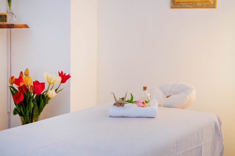 In diesem gemütlichen und liebevoll eingerichteten Massageraum werden sie massiert