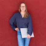 Die Deutschlehrerin ist bereit für den Unterricht und geht mit ihrem Laptop los in ihre Räumlichkeiten