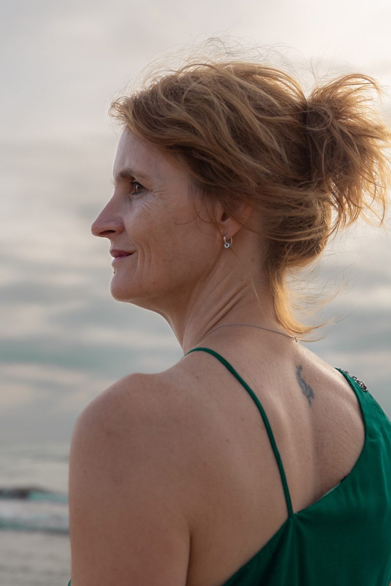 Portrait einer Sängerin aus dem Seitenprofil