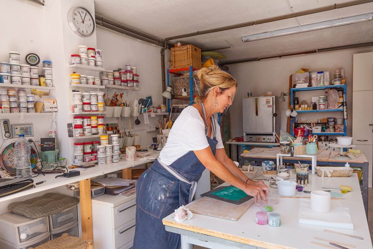 Eine Keramikerin arbeitet in ihrem Atelier an einer neuen Kreation von Keramikgeschirr