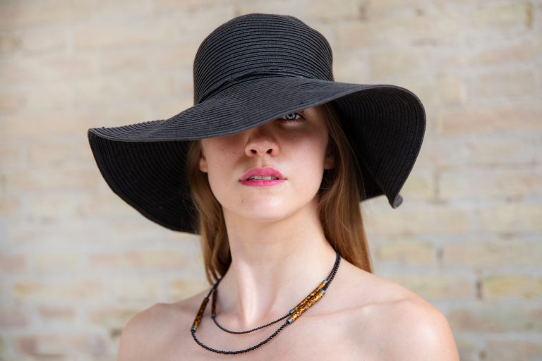 Ein Model präsentiert eine neue Kreation einer Halskette einer Goldschmiedin in einem Modelschooting