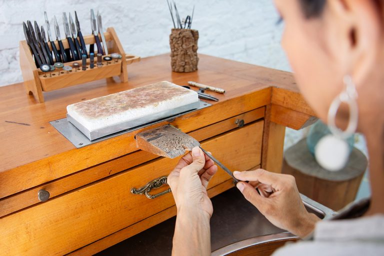 Bei einem offenen Atelier einer Goldschmiedin arbeiten die Teilnehmerinnen an ihren Schmuckprojekten