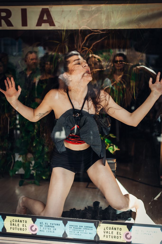 Performance costume artist Isabel.ismyname beim Festival Cabanyal Intim Valencia