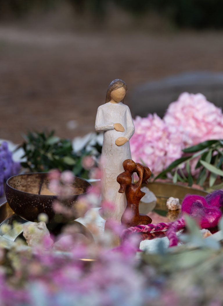 Schwangere Figur und Mutter mit Kind geschnitzt aus Holz mit Schalen und Blumen